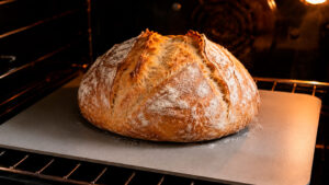 Bag et luftigt brød på et bagestål