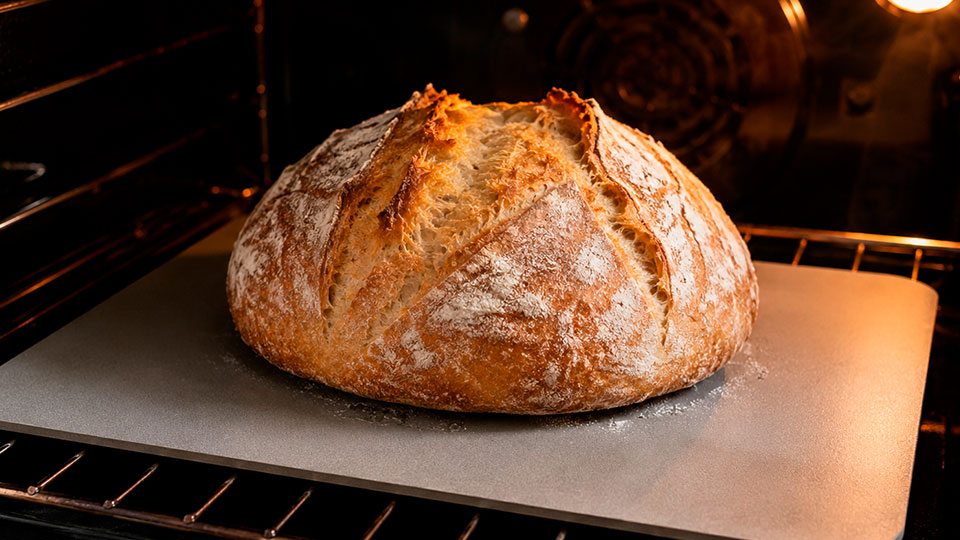 Bag et luftigt brød på et bagestål