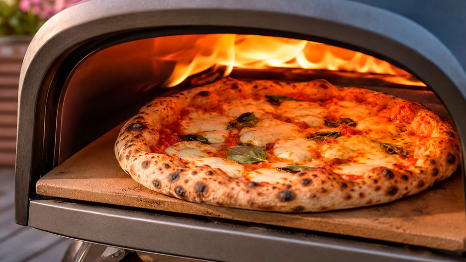 Bag lækker italiensk pizza med en god pizzaovn
