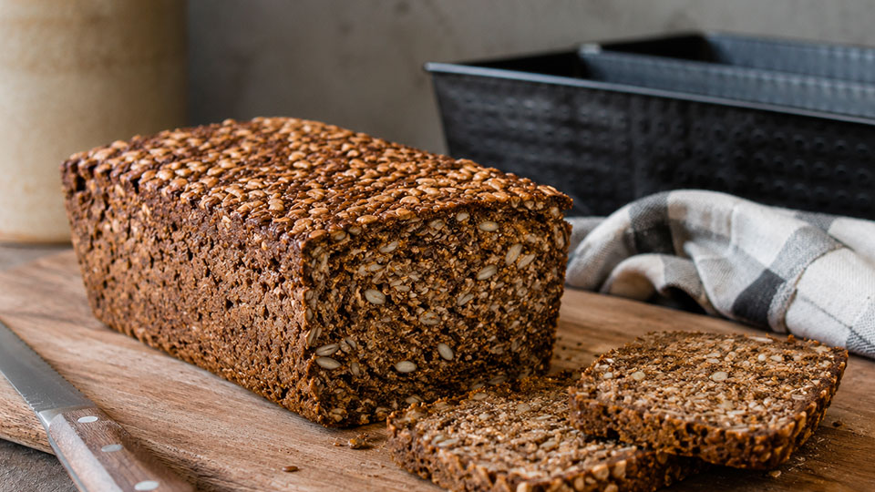Sådan laver du hjemmebagt rugbrød